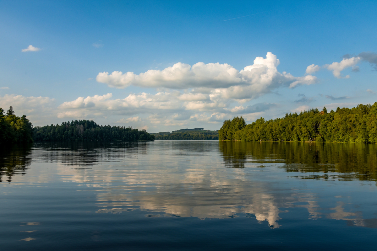 Lac des Settons dans le Morvan