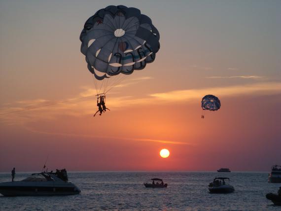 Kite surf au coucher de soleil