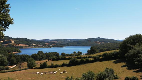 Lac Pannecière dans le Morvan