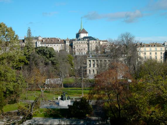 Cathédrale Saint-Pierre derrière le Parc des Bastions (crédit photo : Bryce Edwards)