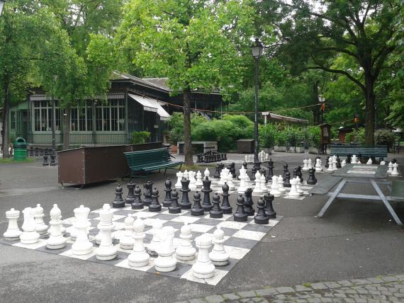 Échiquiers du parc des Bastions (crédit photo : Deniev Dagun)