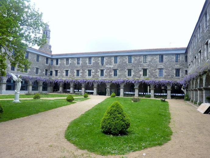Cloître des Ursulines, devenu Musée du Léon (crédit photo : Moreau.henri)