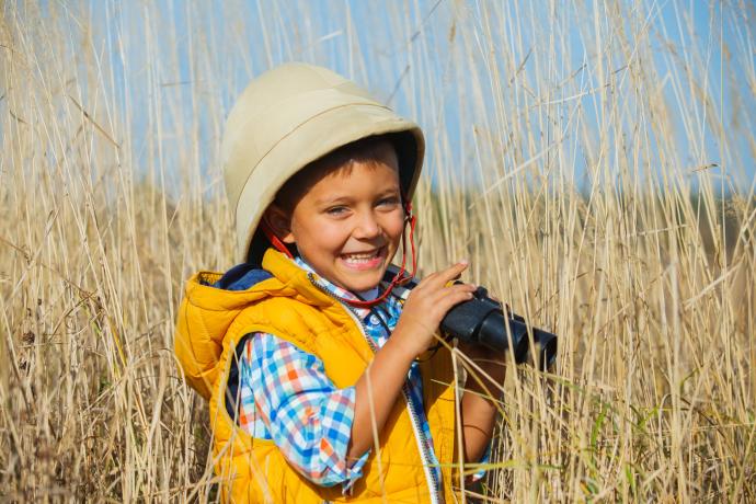 Chapeau et jumelles, les indispensables de votre safari