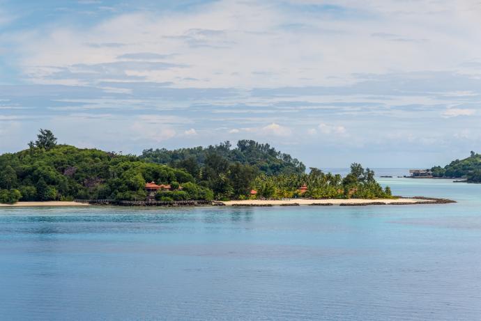 Ile Sainte Anne, la plus grande de la réserve naturelle &copy; Vale T