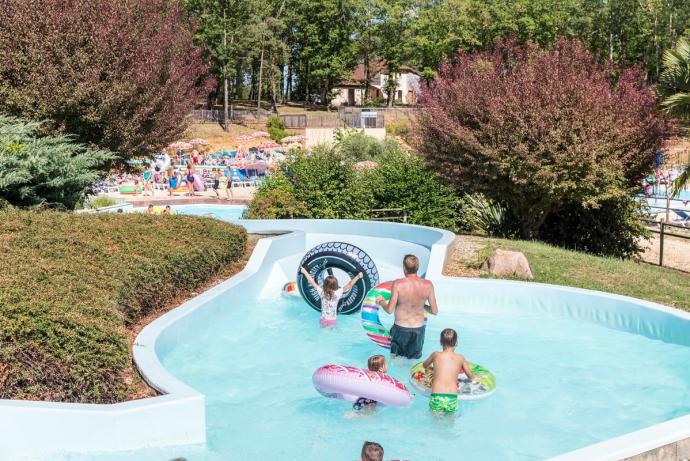 Détente en famille au camping Saint Avis Loisirs