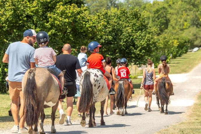 Balade en poney au camping Château de Fonrives