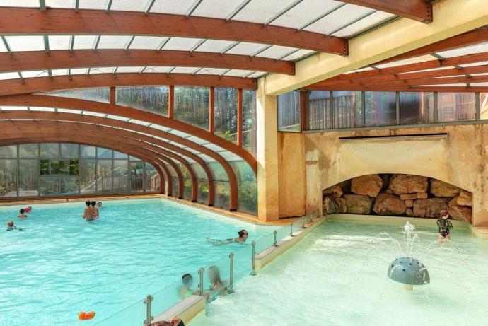 Piscine et pataugeoire sécurisée au camping Le Val d'Ussel