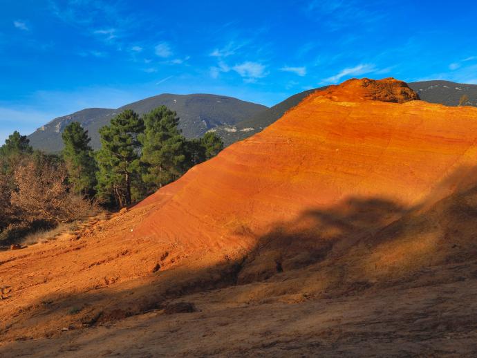 Contraste de couleurs spectaculaire avec l'ocre
