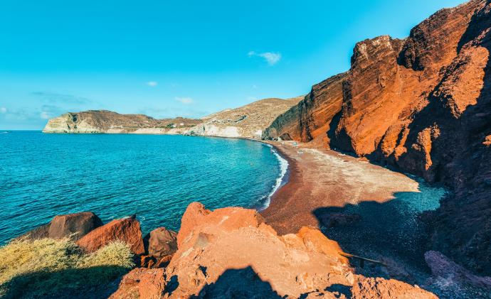 La Plage Rouge et ses falaises ocres