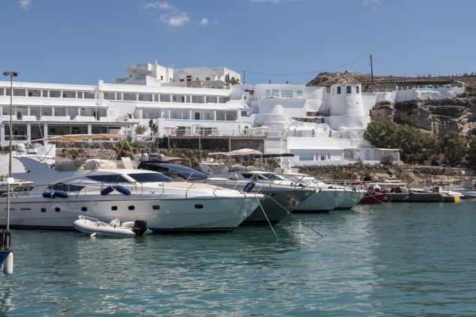 Marina de Vlychada, point de départ de nombreuses sorties en bateau