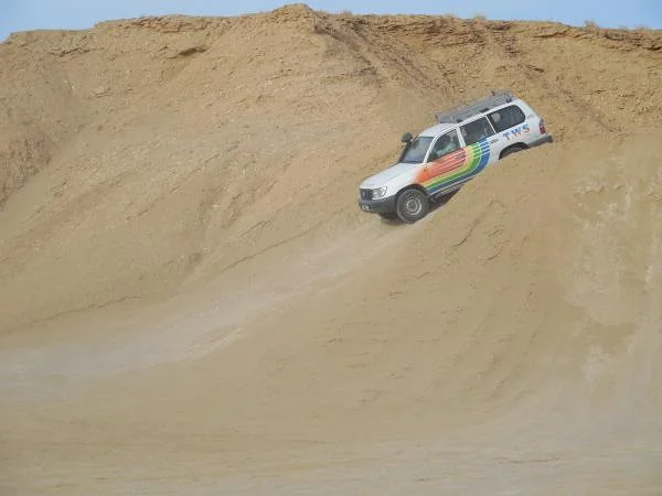Véhicule tout terrain dans le désert (Tunisie)