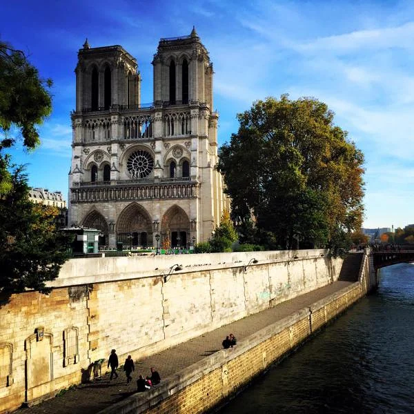le jour se couche sur cette beauté — Cathédrale Notre-Dame de Paris (France)