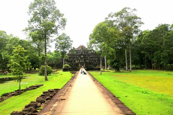 allée vers le temple — Temples d'Angkor (Cambodge)