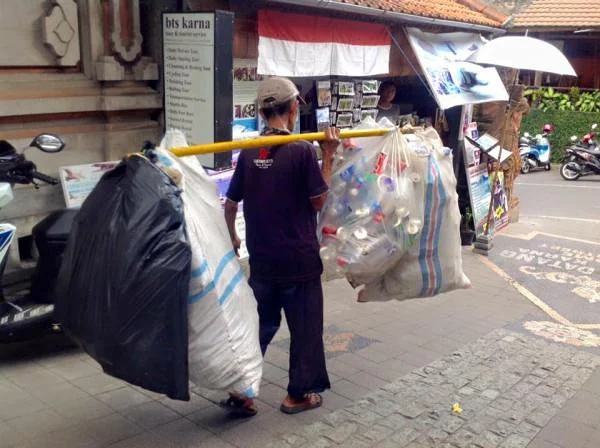 Balinais recyclant du plastique (Indonésie)