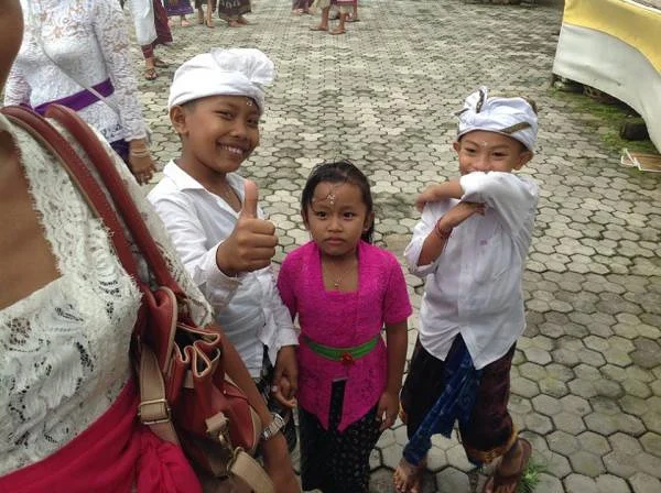 des enfants en habits traditionnels (Indonésie)