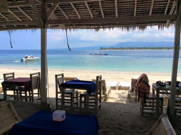 salle de restaurant en bord de plage (Indonésie)