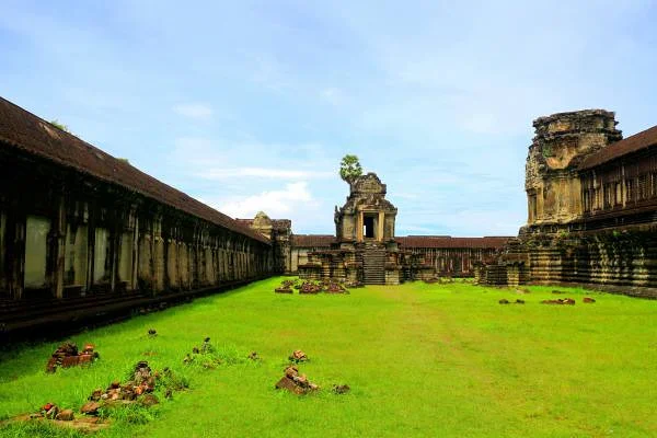 ruines et pelouse ruines et pelouse — Temples d'Angkor (Cambodge)