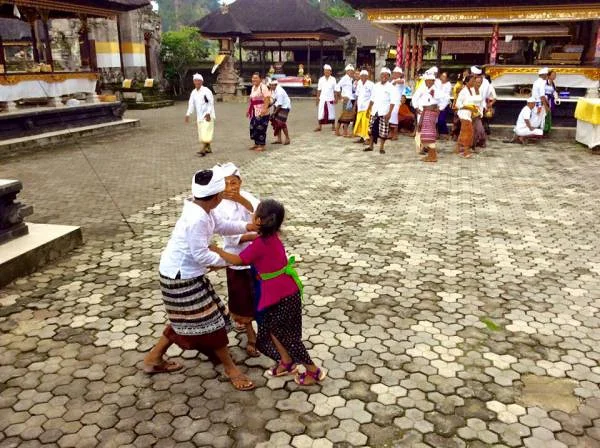 enfants chahutant dans le temple (Indonésie)