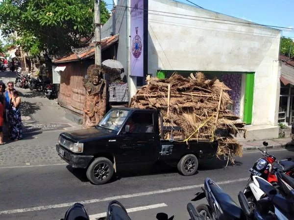 voiture transportant du coco (Indonésie)