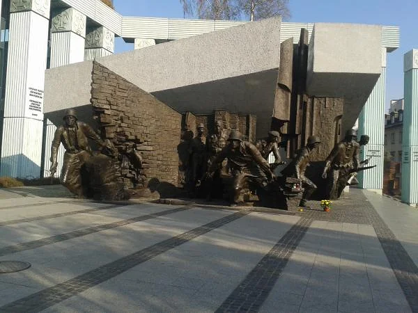 Monument d'hommage aux insurgés Monument d'hommage aux insurgés — Varsovie (Pologne)