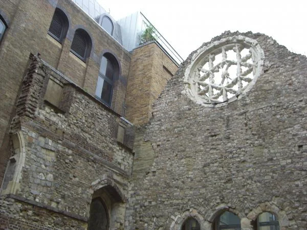 Vieille église en ruine — Londres (Royaume-Uni)