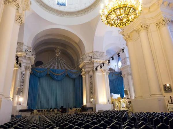 Intérieur de la cathédrale de la Résurrection (Smolny) Intérieur de la cathédrale de la Résurrection (Smolny) — Cathédrale de la Résurrection du Christ au bord du canal Obvodny (Russie)
