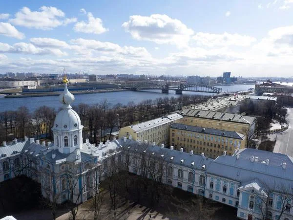 Ensemble Smolny avec la Neva Ensemble Smolny avec la Neva — Institut Smolny (Russie)