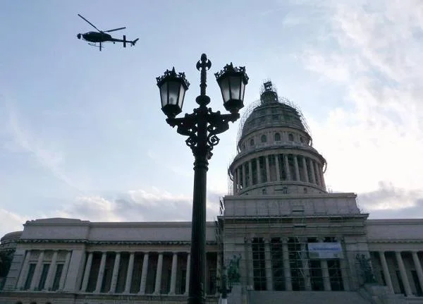 El Capitolio avec l'hélicoptère du tournage de "Fast and furious" — Le Capitole (Cuba)