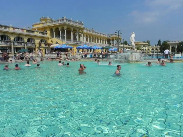 Thermes Szechenyi — Thermes Széchenyi (Hongrie)