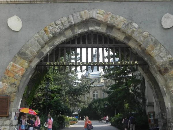 Château de Vajdahunyad — Château de Vajdahunyad (Hongrie)