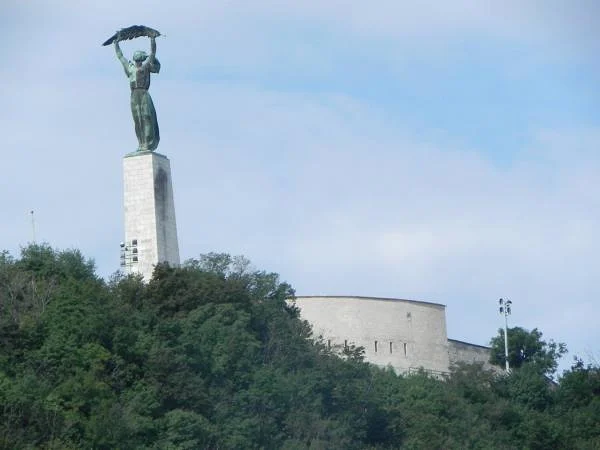 Statue de la liberté Statue de la liberté — Statue de la liberté Szabadság-szobor (Hongrie)