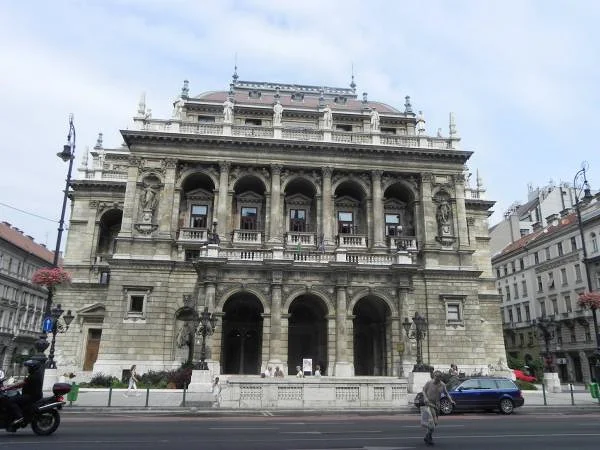 Opéra hongrois Opéra hongrois — Opéra d'état hongrois (Magyar Allami Operahaz) (Hongrie)