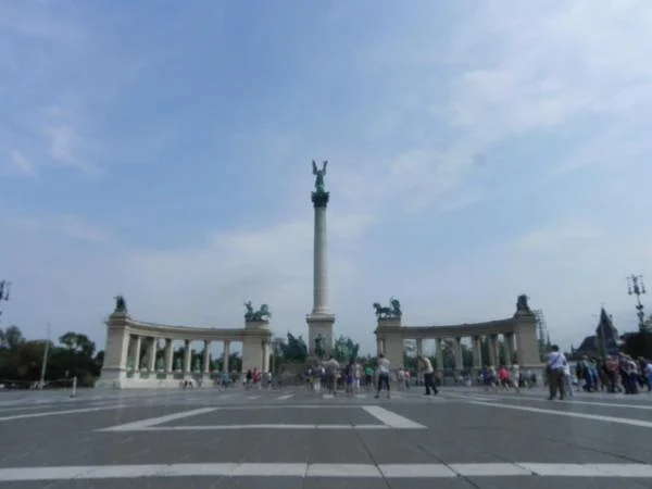 Place des héros Place des héros — Place des Héros (Hosok tere) (Hongrie)