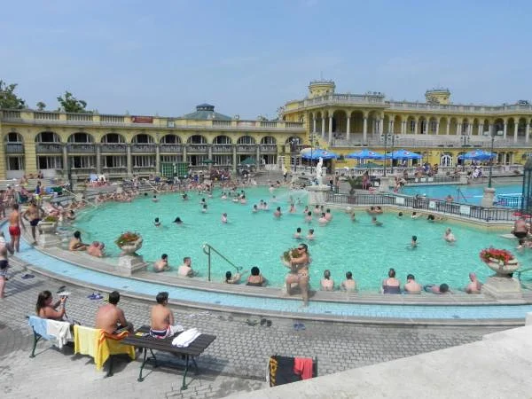 Thermes Szechenyi Thermes Szechenyi — Thermes Széchenyi (Hongrie)