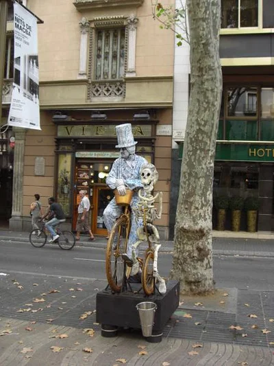 Statue humaine en vélo