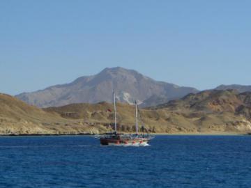 Voilier à moteur naviguant à Ras Mohammed