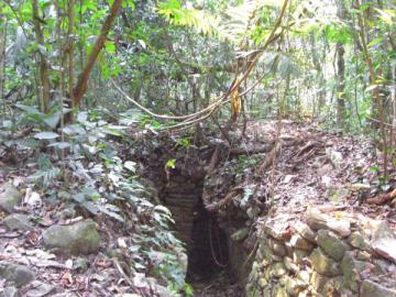 Entrée d'un temple encore recouvert