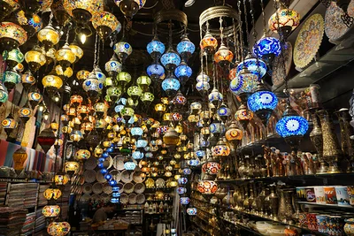 Assiettes et lampes multicolores