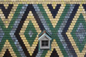 Gros plan sur le motif en forme d'écailles