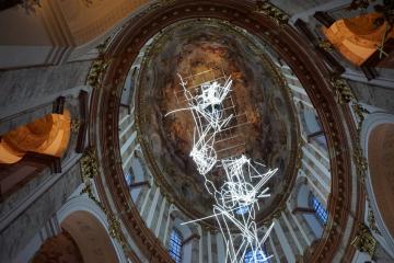 La coupole et ses néons (moches) suspendus