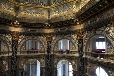 Murs de la pièce centrale du musée