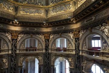 Murs de la pièce centrale du musée