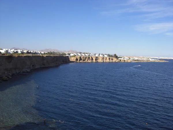 Falaises entourant la crique de l'hotelams-beach-hotel — Sharm el-Sheikh (Egypte)