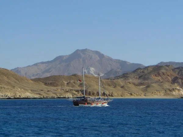 Voilier à moteur naviguant à Ras Mohammed — Parc national Ras Mohammed (Egypte)