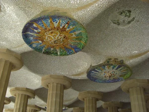 Voute en mosaïque soutenant le banc — Parc Güell (Espagne)