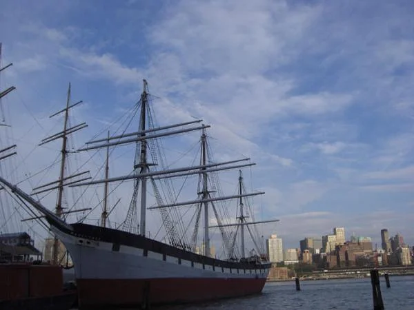 Bateau amaré dans le port — South Street Seaport (Etats-Unis)