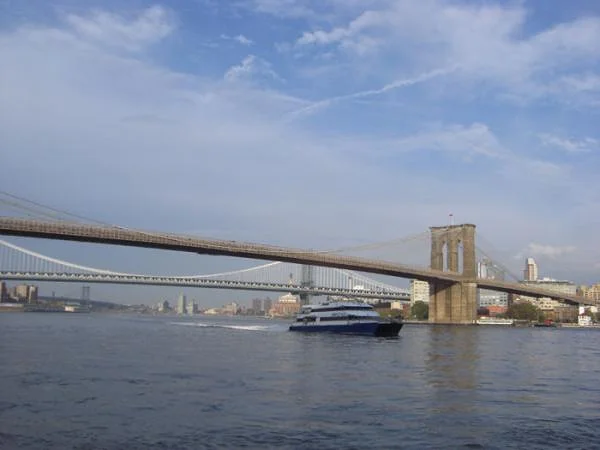 Pont de Brooklyn, le plus connu de Manhattan — Pont de Brooklyn (Etats-Unis)