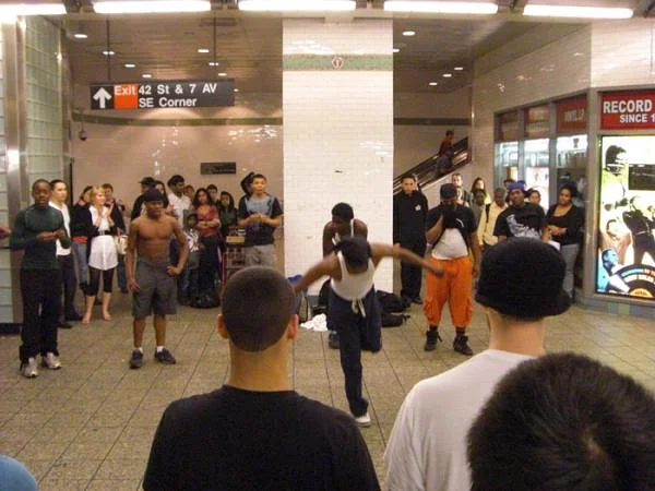 Danseurs de hiphop dans le métro — Times Square (Etats-Unis)