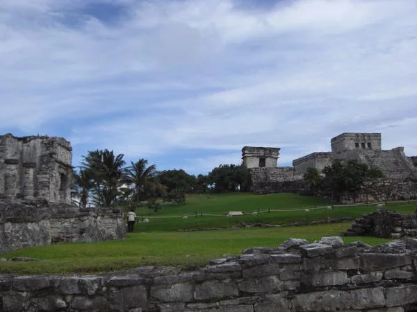 Des ruines bien entretenues — Ruines mayas de Tulum (Mexique)