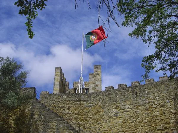 L'étendard du Portugal — Château Saint-Georges (Portugal)